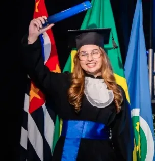 Formanda do Uni com o diploma na mão