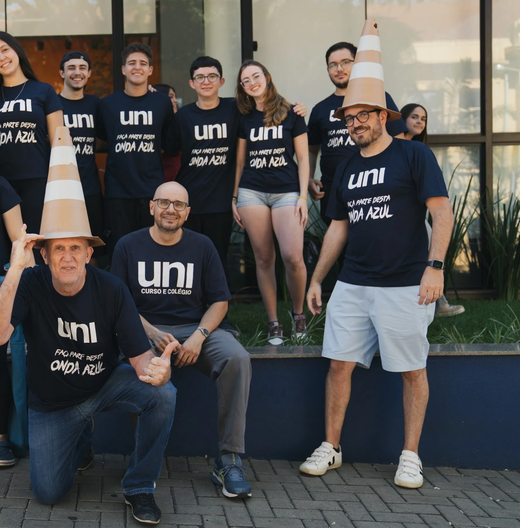 Professores do cursinho do Uni com alunos, de camiseta Onda Azul