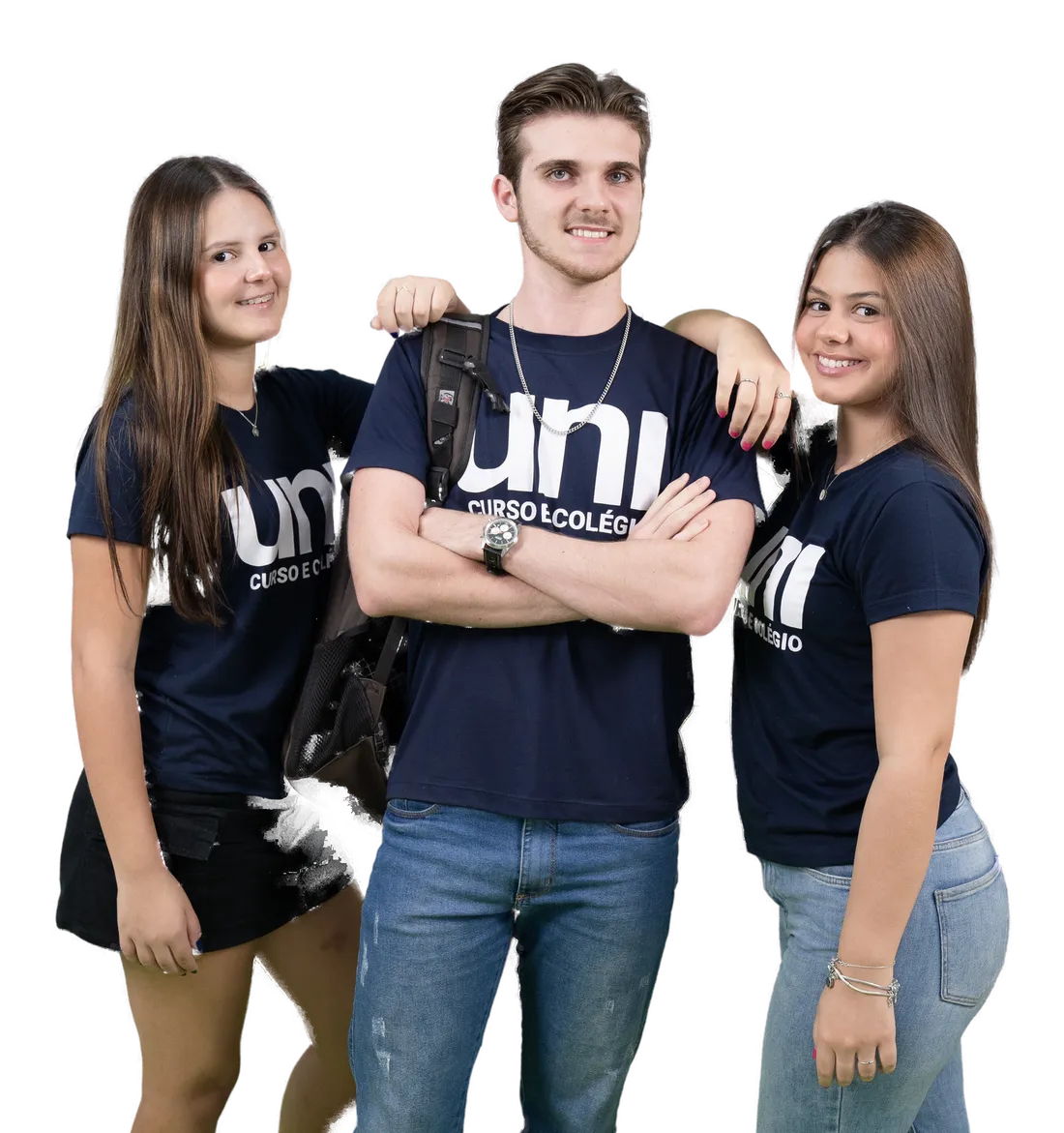 Três alunos do Ensino Médio do Uni sorrindo, com a camiseta da escola