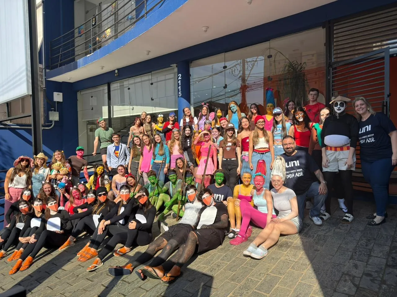 A turma inteira fantasiada em frente ao prédio no dia do trote