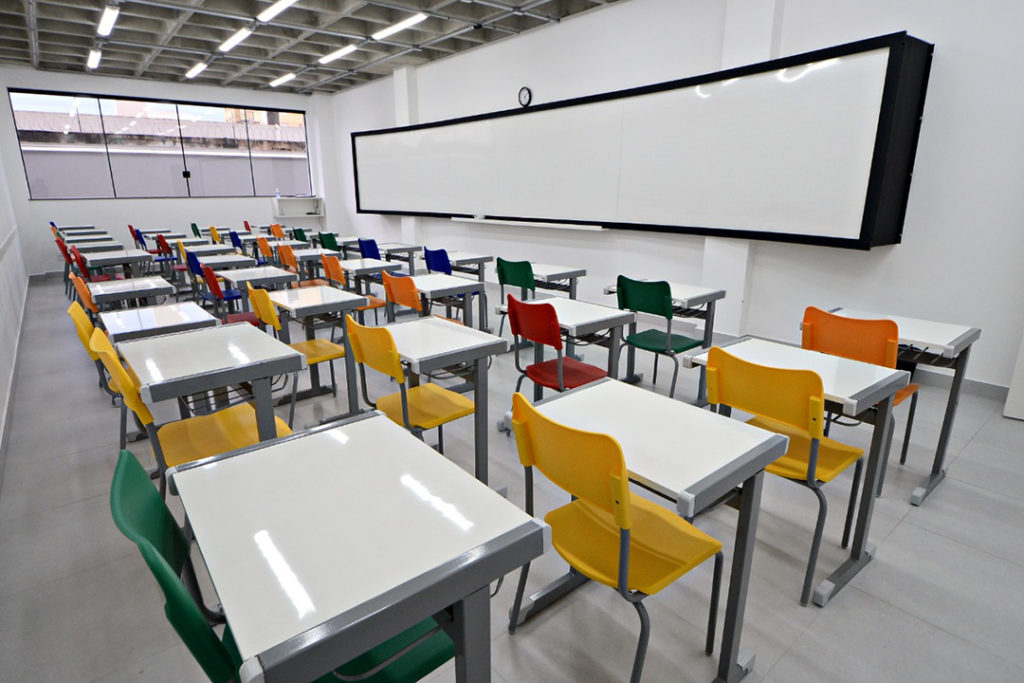 Curso e Colégio Uni Salas de Aula com Lousa Panorâmica